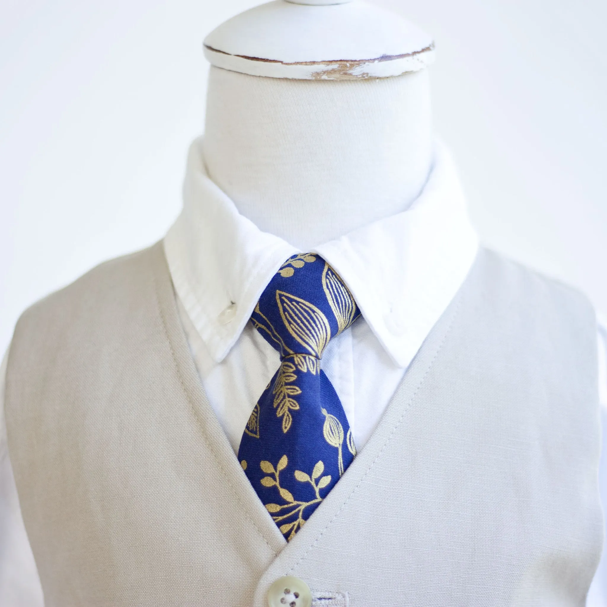 Boy's Bow Tie / Queen Anne In Navy And Metallic Gold