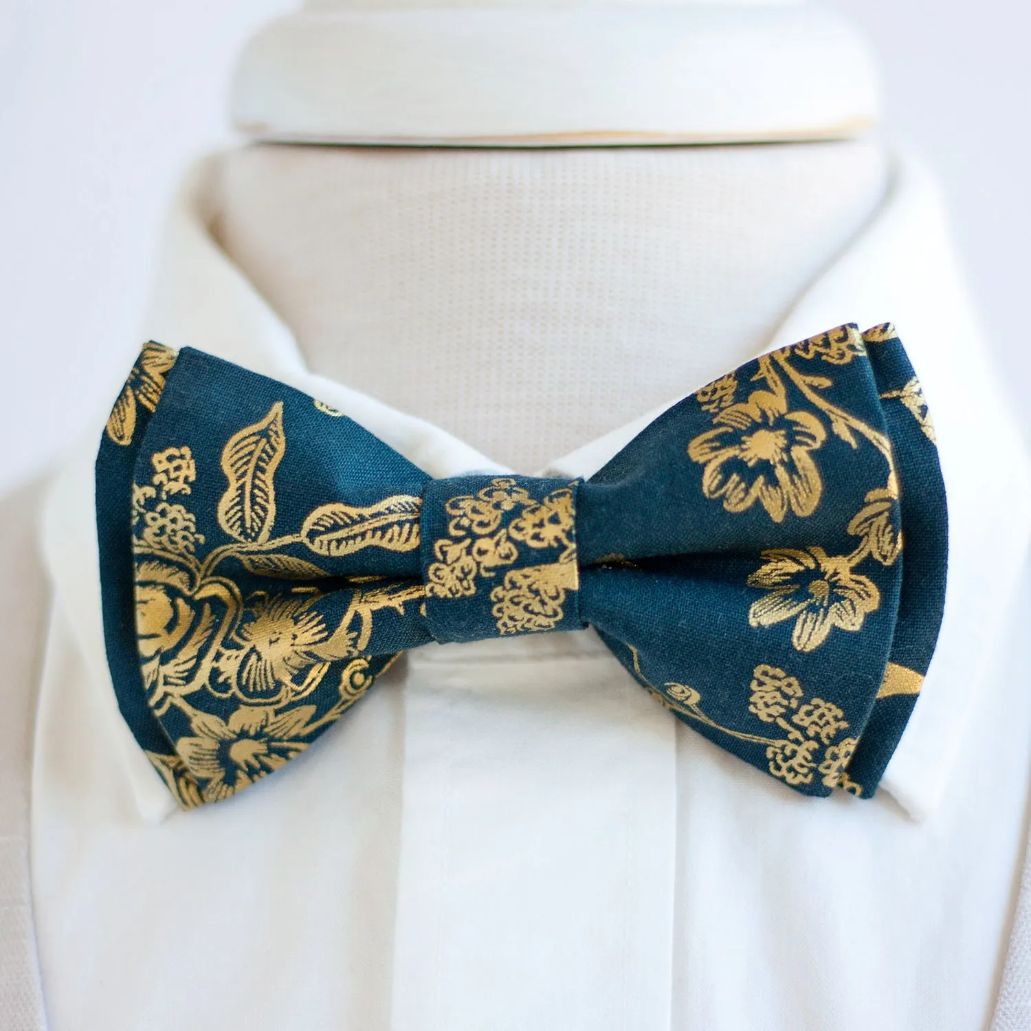 Men's Pre-Tied Bow Tie / Navy Metallic Toile